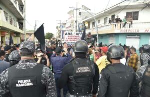 En Capotillo protestan contra alza de los combustibles y canasta familiar