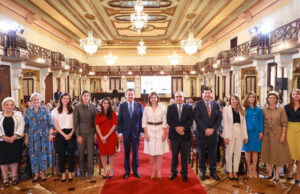 Industrias de manufactura local lideradas por mujeres crecen en empleos, salarios, ventas y exportaciones Vicepresidenta Raquel Peña y autoridaes de Asocaiciones de industriales.