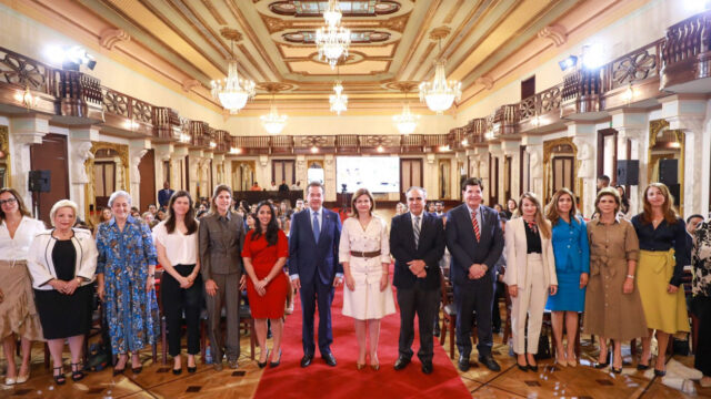 Vicepresidenta Raquel Peña y autoridaes de Asocaiciones de industriales.