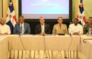 Presidente Abinader encabeza reunión con liderazgo político nacional Andrés Bautista, Chu vasquez, el Presidente Luis Abinader, Carlos Díaz Morfa, Andrés Lugo Risk, mayor general Jorge Camino Pérez.