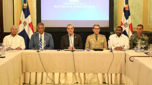 Andrés Bautista, Chu vasquez, el Presidente Luis Abinader, Carlos Díaz Morfa, Andrés Lugo Risk, mayor general Jorge Camino Pérez.