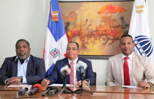 El Gabinete de Políticas Sociales cambiará 90,000 tarjetas de bandas a chips para fortalecer el proceso de transacción de los usuarios Tony Peña Guaba, coordinador de las Políticas Sociales del Gobierno; Catalino Correa, director general de ADESS y Wailly Lewis Mejía, subdirector general de operaciones de Supérate.