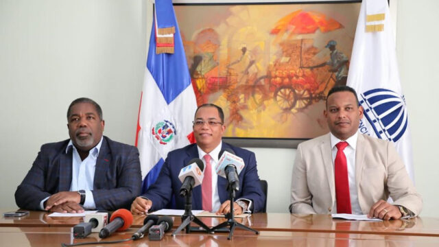 Tony Peña Guaba, coordinador de las Políticas Sociales del Gobierno; Catalino Correa, director general de ADESS y Wailly Lewis Mejía, subdirector general de operaciones de Supérate.