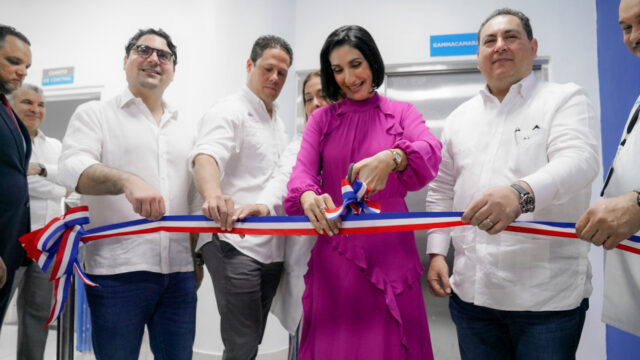 La primera dama Raquel Arbaje; el director ejecutivo del Servicio Nacional de Salud (SNS), Dr. Mario Lama, y el director del Instituto Nacional del Cáncer Rosa Emilia Sánchez Pérez de Tavares (INCART), Dr. José Ramírez.