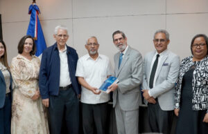 MINERD recibe 1,250 ejemplares del Diccionario del Español Dominicano El Ministro de Educación, Ángel Hernández y autoridades de la Academia Dominicana de Lengua y la Fundación Guzmán Ariza.