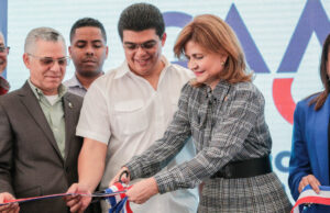 Vicepresidenta Raquel Peña y CAASD entregan obras de drenaje sanitario para Invivienda en beneficio de 58,000 habitantes La Vicepresidenta de la República, Raquel Peña y el director general de la Corporación del Acueducto y Alcantarillado de Santo Domingo (CAASD), ingeniero Felipe “Fellito” Suberví.