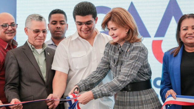 La Vicepresidenta de la República, Raquel Peña y el director general de la Corporación del Acueducto y Alcantarillado de Santo Domingo (CAASD), ingeniero Felipe “Fellito” Suberví.