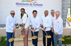 MITUR inicia reconstrucción vía Domingo Maíz en Punta Cana con inversión de RD 184 millones El Ministro de Turismo, David Collado, junto a autoridades de Higüey.
