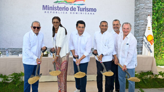 El Ministro de Turismo, David Collado, junto a autoridades de Higüey.