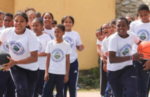 Instituto Nacional de Educación Física entrega utilería deportiva a la Escuela Primaria República de Costa Rica, en Los Ríos Estudiantes de la Escuela Primaria República de Costa Rica.
