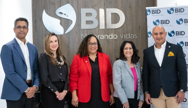 Smeldy Ramírez, Especialista Senior del BID Lab.; Consuelo Linares, Vicepresidenta Consejo Directivo JA Dominicana; Rosa Matos, Directora de Transversalidad para la Igualdad, Ministerio de la Mujer; Alina Matos, Presidenta Consejo Directivo JA Dominicana; César Asiático, Director Ejecutivo de JA Dominicana.