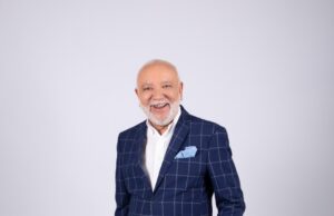 Jochy Santos se siente honrado de unirse por primera vez a «La Escuelota» en su edición de lujo 2024 en el Teatro Nacional