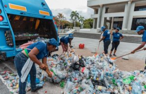 ADN limpia alrededores del Palacio Municipal simultáneamente a realización de Plásticos por Escolares