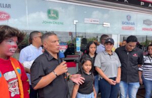 Ángel Ramírez entrega más de 1,000 kits escolares en Verón Punta Cana en un evento de alegría y solidaridad