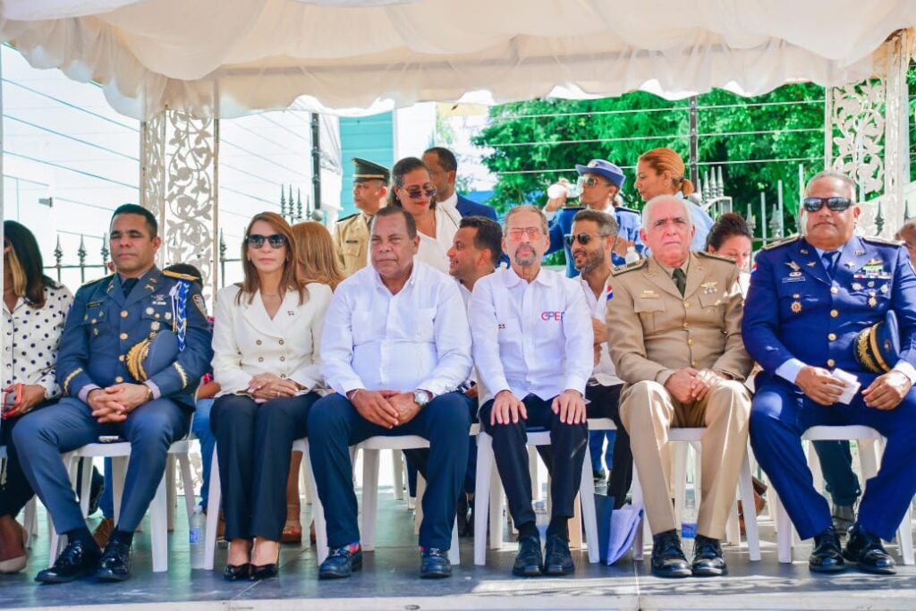 Juan Pablo Uribe, al centro, junto a autoridades civiles y militares.