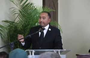 Alcalde de Verón-Punta Cana solicita intervención urgente al Ministerio de Educación ante déficit de 3,197 cupos escolares en el Distrito Municipal