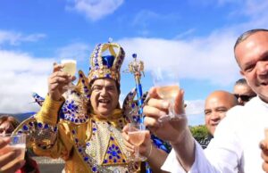 Rey momo Moncarlo 47 + 1, es recibido en el Aeropuerto 14 de Junio de Constanza