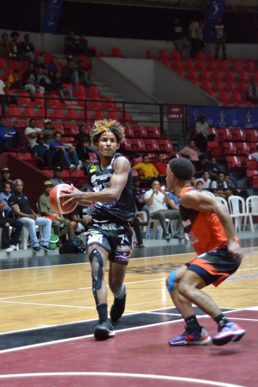 Herrera y Bryson Guían a Guerreros de Los Rieles a Segunda Victoria del TBS Francomacorisano