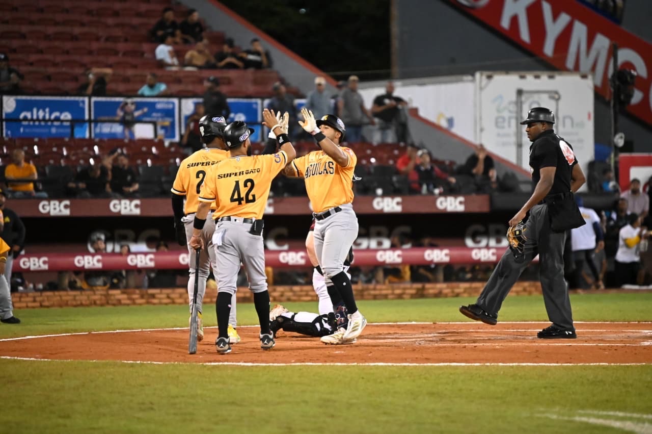 Enmanuel Rodriguez conecta cuadrangular guiando a Las águilas en apretado triunfo sobre Gigantes