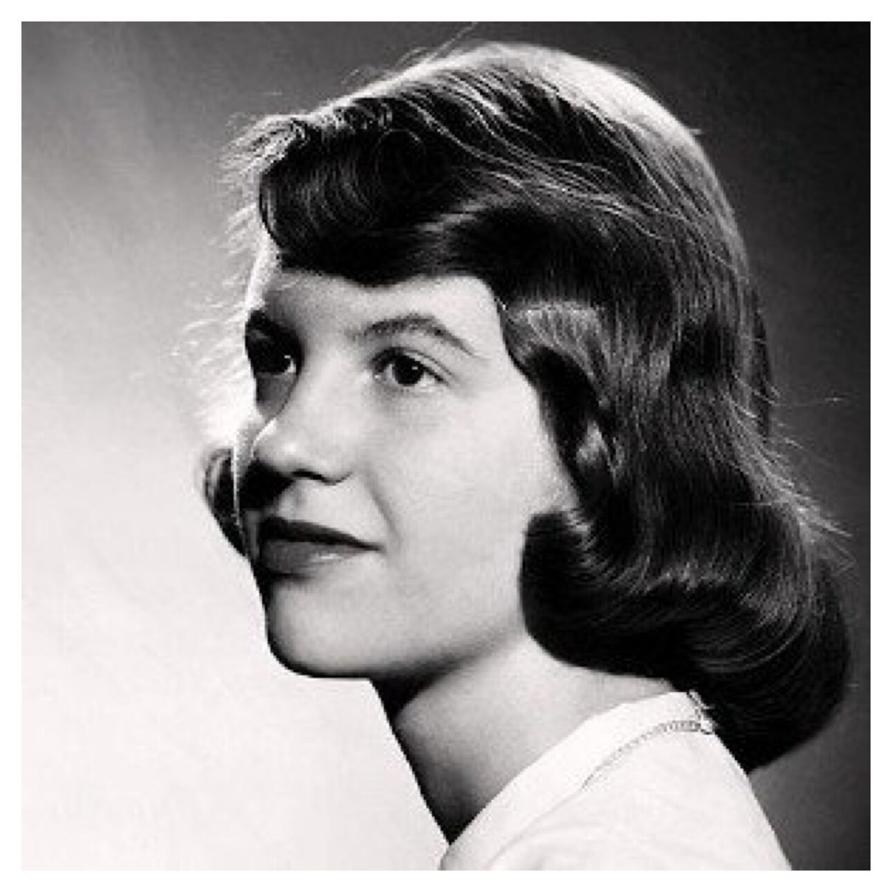 Análisis Reflexivo: La Dualidad en las Relaciones de Poder según Sylvia Plath