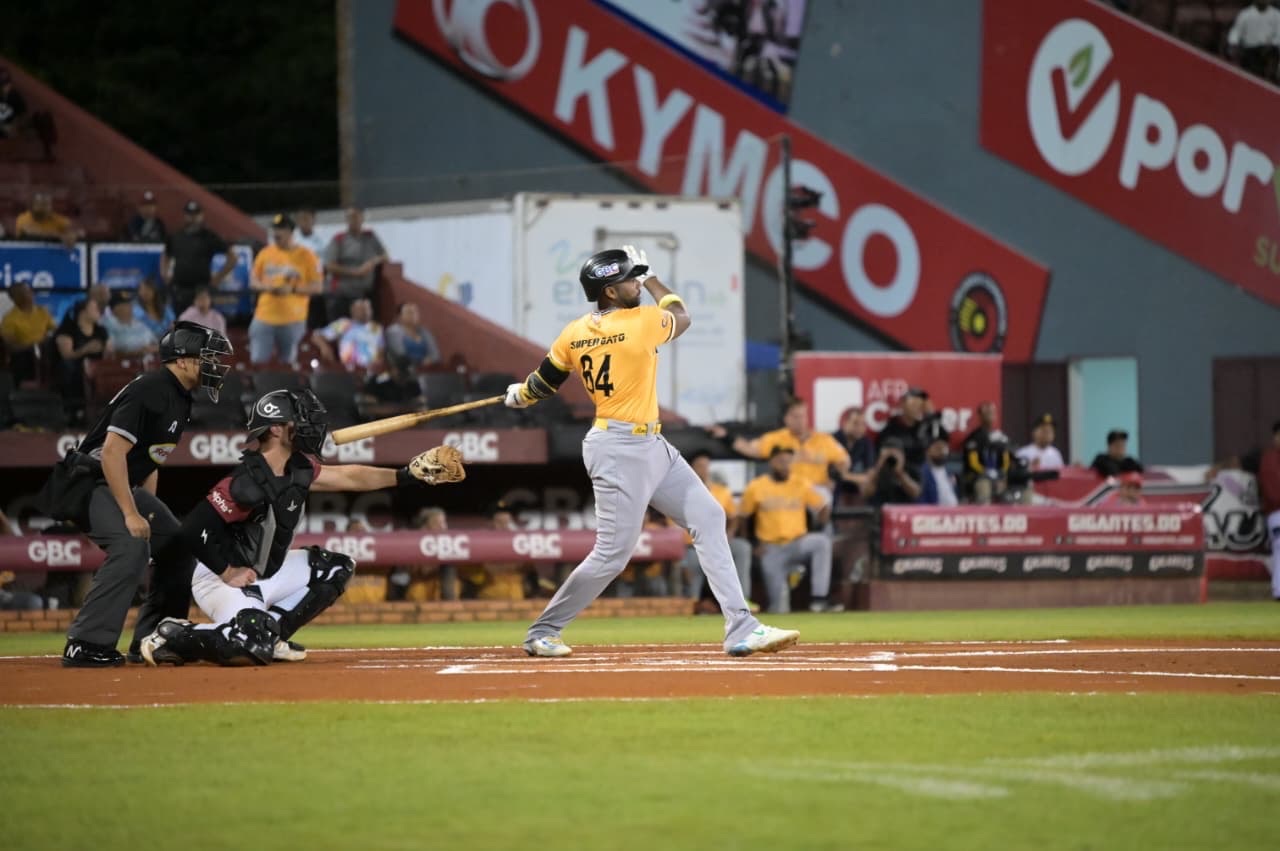 Berroa y Rodríguez Conducen a Águilas 6-1 sobre Gigantes en Continuación de Béisbol RD