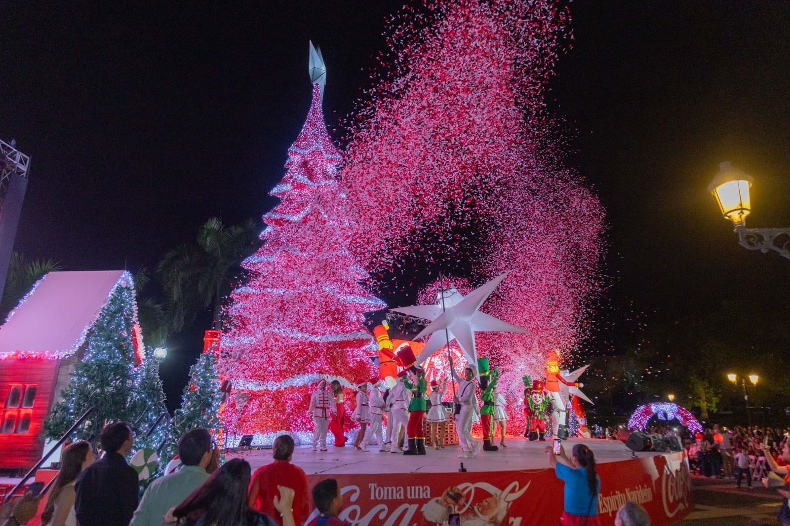 Coca Cola enciende su tradicional árbol navideño en la Ciudad Colonial