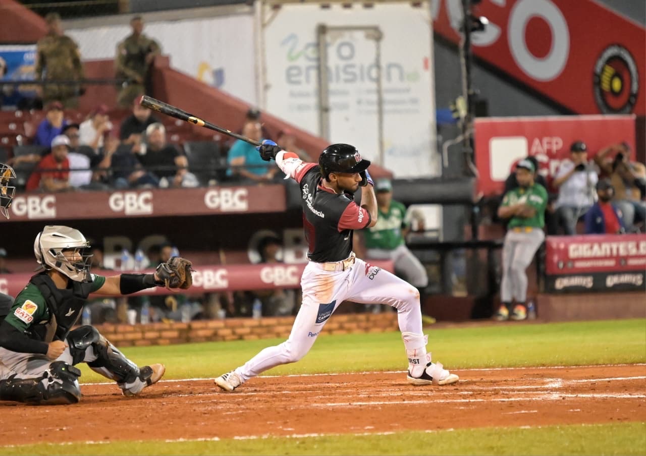 Los Gigantes Vencen 5-2 a las Estrellas Aprovechando el Descontrol de Lanzadores Visitantes
