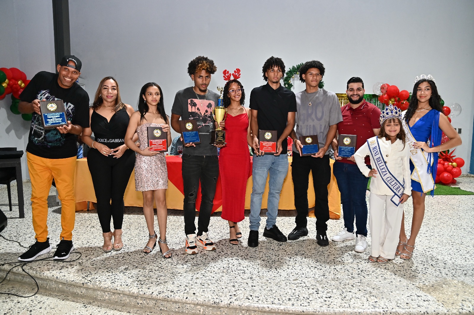 Reconocen a jugadores más destacados del baloncesto superior con refuerzos francomacorisanos