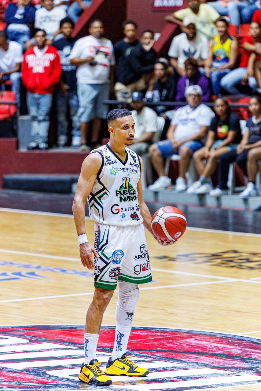 Adris de León conduce al San Vicente sobre el Máximo Gómez empatando serie final TBS Francomacorisano