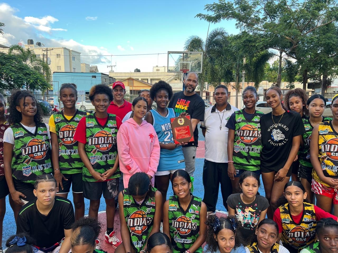 Indias Basketball Club celebra exitosa clínica de baloncesto femenino con el entrenador Carlos Payano