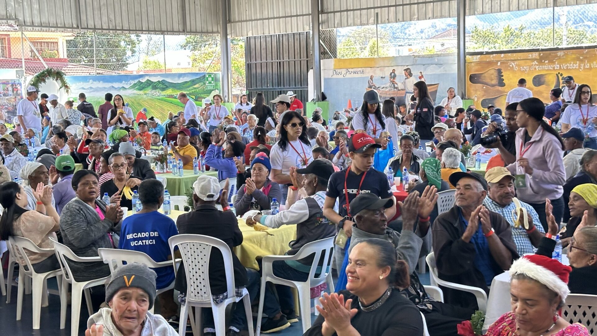 Solidaridad en Época Navideña: Un Almuerzo que Alimenta el Alma