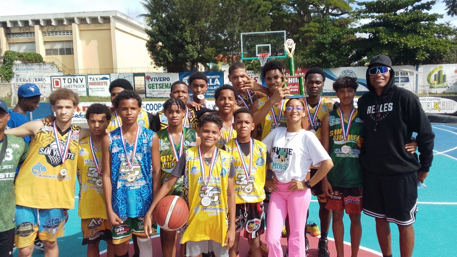 Quinteto Grupo Gabín Fernández se Corona Campeón del Basket U18 Navideño del Club San Vicente