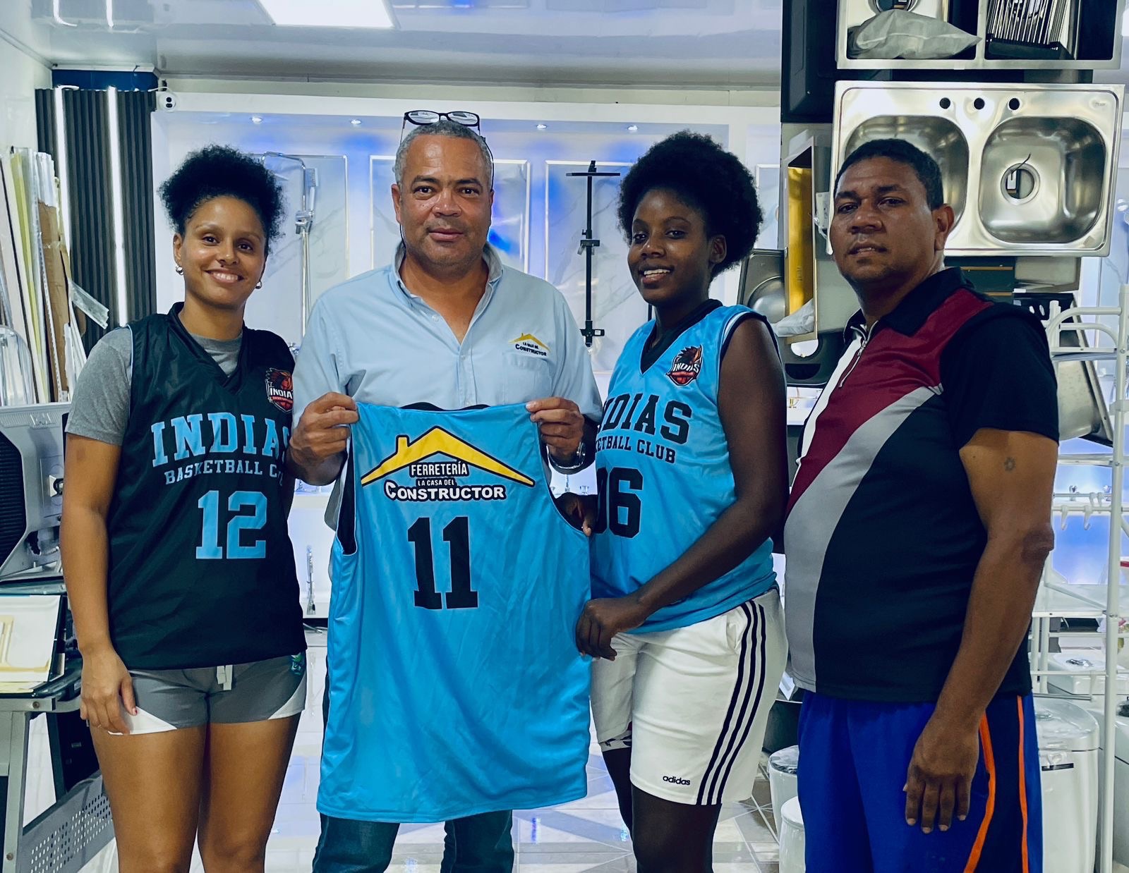 Ferretería La Casa del Constructor entrega moderno juego de camisetas a Indias Basketball Club