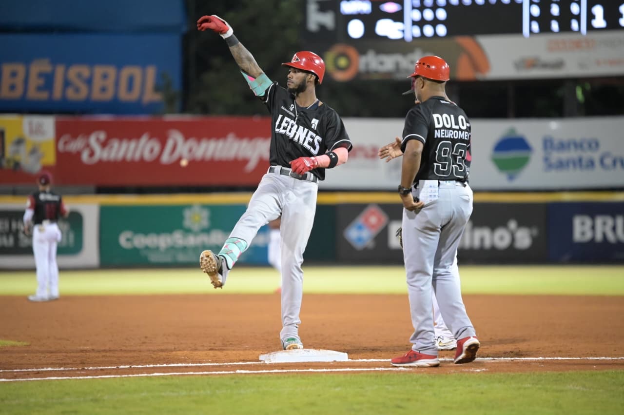 Leones consiguen tercer triunfo seguido tras vencer 4-2 a Gigantes en el Todos contra Todos