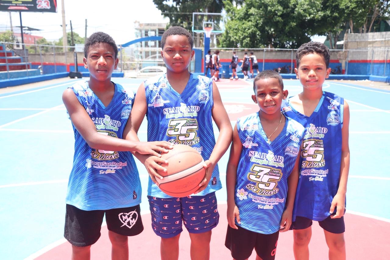 Santos y Solano guían al team Surtidora Súper Then a semifinal del basket U13 Navideño Club San Vicente