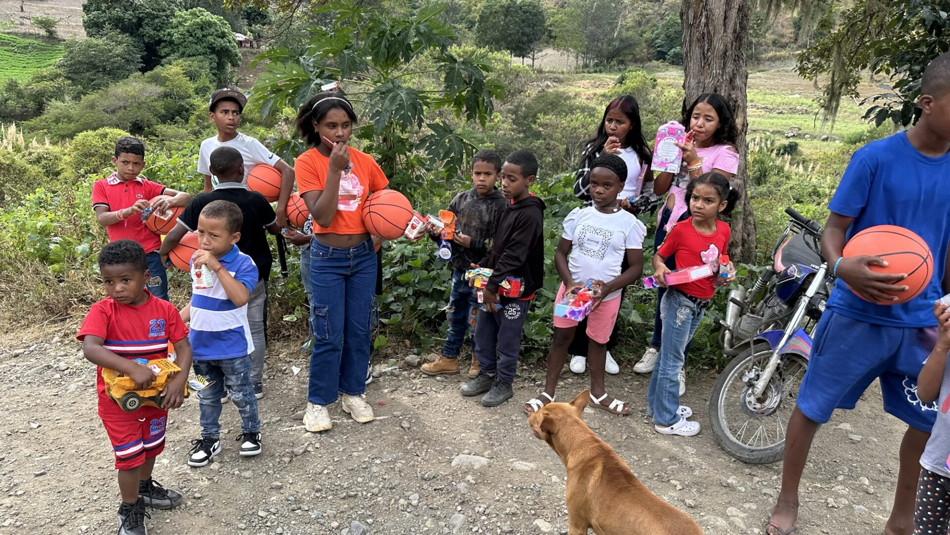 Fundación “Reconocidos Contigo” lleva alegría de Reyes a comunidades vulnerables de Constanza