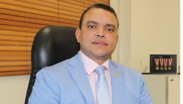 Tras reportaje de Panorama, director del SNS instruye detener todos los procesos de licitación; revisarán con Contrataciones Públicas