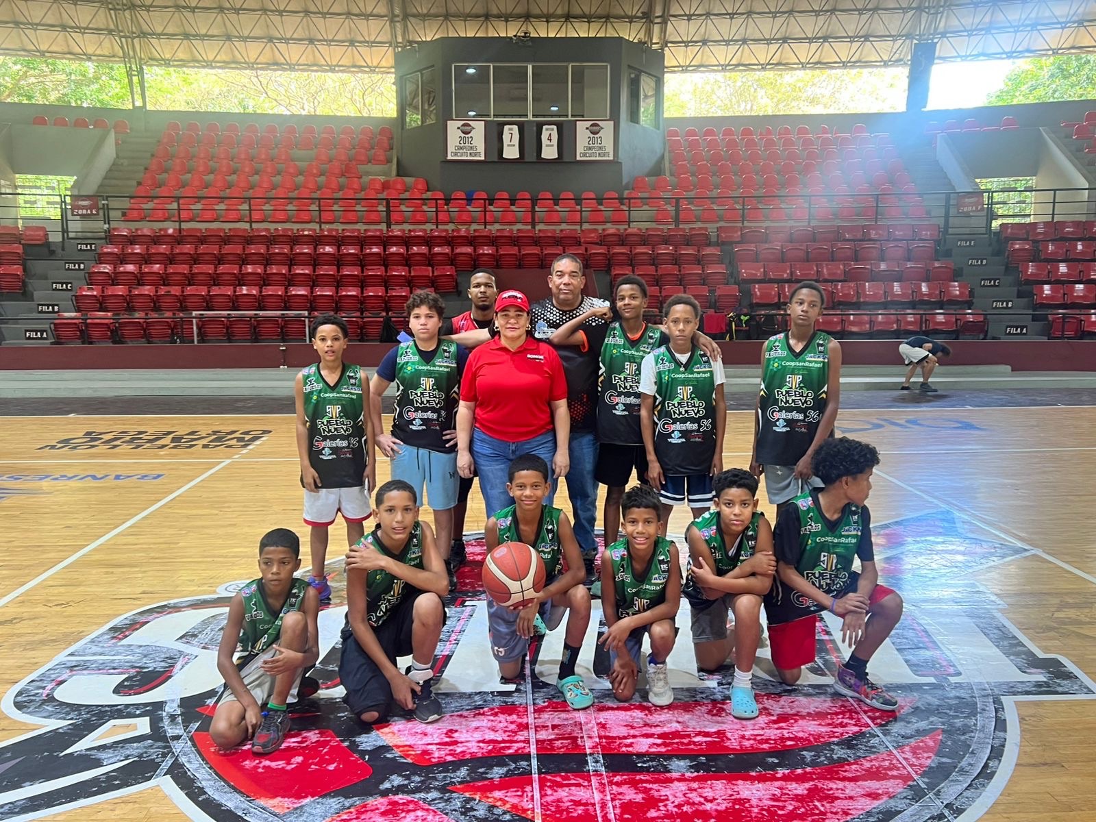 Hinojosa y Santos conducen al San Vicente sobre San Pedro de Macorís en intercambio de mini basket